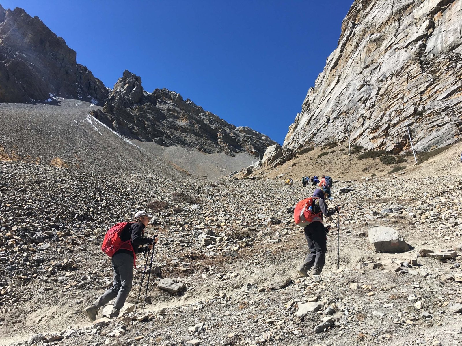 Hikers are crossing the thorongla fedi